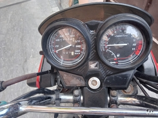 Honda CB 125F by 