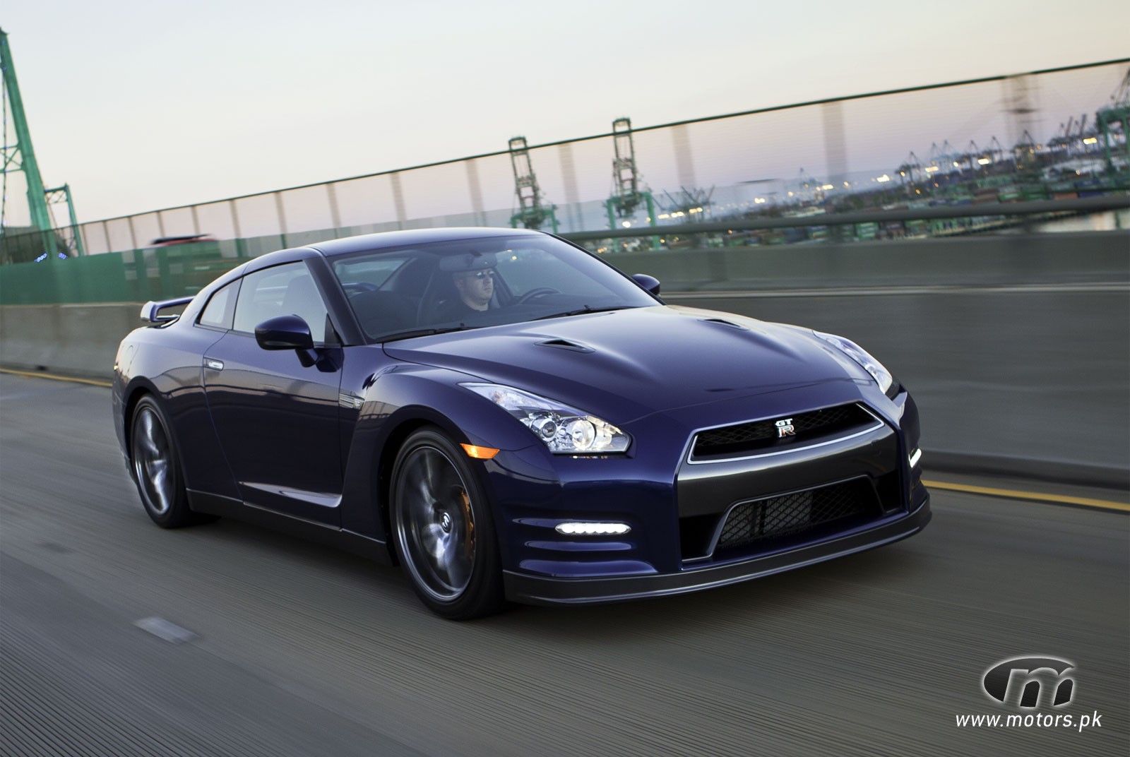 2012-Nissan-GT-R