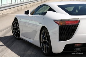 2011-Lexus-LFA-rear