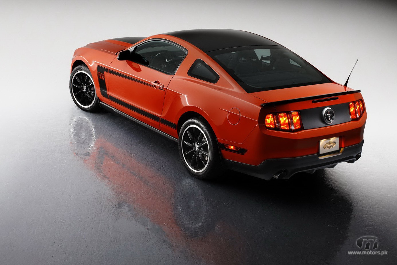 2012-Ford-Mustang-Boss-106