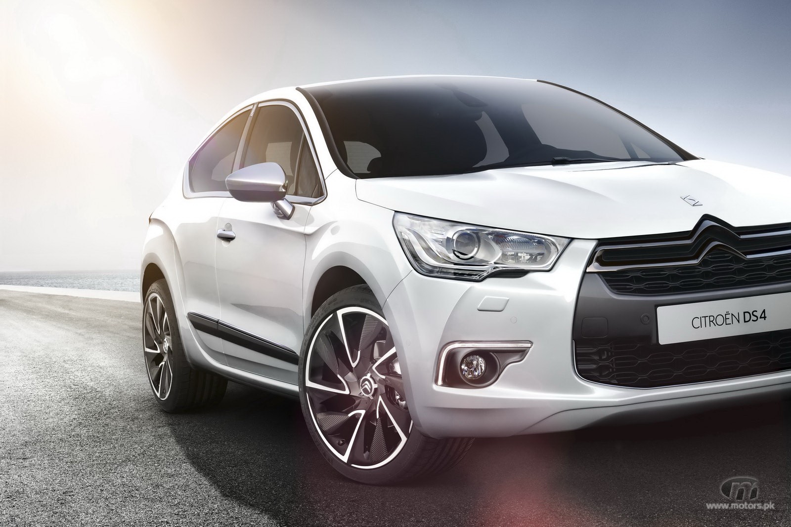 2011-Citroen-DS4-car-white