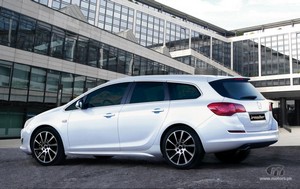 Opel-Astra-Sport-Tourer-2011