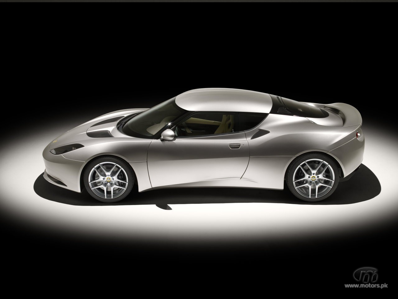 2010_Lotus_Evora_studio